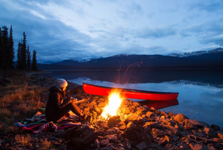 Kanada Kanutouren - Frau am Lagerfeuer
